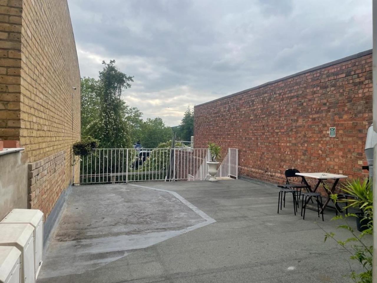 Splendid 1 Bedroom Flat + Terrace London Exterior foto